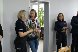Zdjęcie sytuacyjne, policjantki z wręczonymi kwiatami