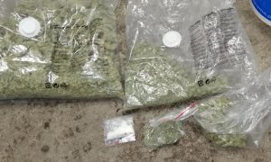 Kilka dużych toreb foliowych z suszem marihuany