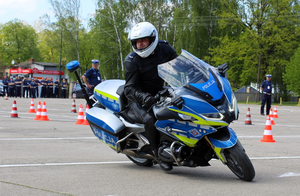 policjant motocyklista podczas wykonywania przejazd torem sprawnościowym