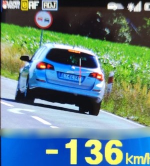zdjęcie z rejestratora prędkości pojazdu który przekroczył prędkość, na nim wartość 136 km/h
