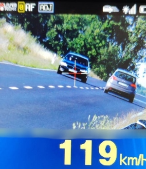zdjęcie z rejestratora prędkości pojazdu który przekroczył prędkość, na nim wartość 119 km/h