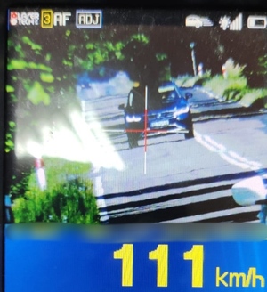 zdjęcie z rejestratora prędkości pojazdu który przekroczył prędkość, na nim wartość 111 km/h