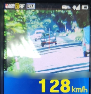 zdjęcie z rejestratora prędkości pojazdu który przekroczył prędkość, na nim wartość 128 km/h
