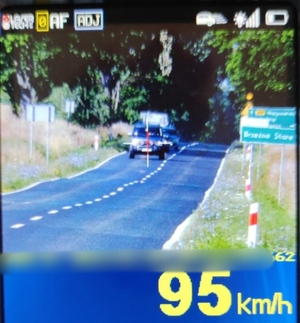 zdjęcie z rejestratora prędkości pojazdu który przekroczył prędkość, na nim wartość 95 km/h