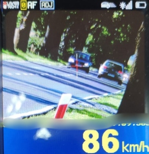 zdjęcie z rejestratora prędkości pojazdu który przekroczył prędkość, na nim wartość 86 km/h