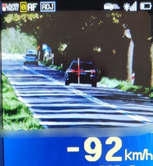 zdjęcie z rejestratora prędkości pojazdu który przekroczył prędkość, na nim wartość 92 km/h