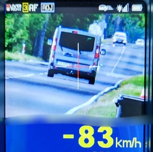 Zdjęcie pokazuje pomiar prędkości pojazdu osobowego - z wynikiem  83 km/h