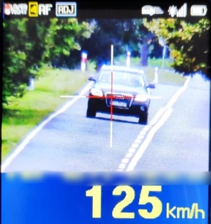 Zdjęcie pokazuje pomiar prędkości pojazdu osobowego - z wynikiem 125 km/h