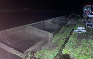 zdjęcie przedstawia zbiorniki buforowe przy stawie, wokoło jest ciemno