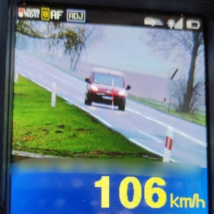 Widok monitora urządzenia pomiarowego, na którym widnieje pojazd z poruszający sie z prędkością 106 km/h