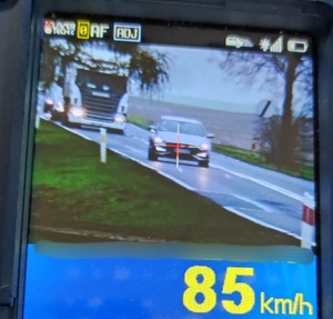 Widok monitora urządzenia pomiarowego, na którym widnieje pojazd z poruszający sie z prędkością 85 km/h