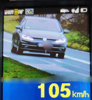 Widok monitora urządzenia pomiarowego, na którym widnieje pojazd z poruszający sie z prędkością 105 km/h
