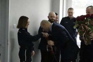 I Zastępca Komendanta Komendy Powiatowej Policji w Wągrowcu nadkom. Mikołaj Szydzik składa życzenia i wręcza kwiaty Komendantowi Powiatowemu Policji w Wągrowcu inspektor Magdalenie Sławińskiej