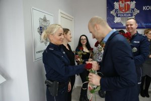 I Zastępca Komendanta Komendy Powiatowej Policji w Wągrowcu nadkom. Mikołaj Szydzik składa życzenia i wręcza kwiaty policjantce do spraw profilaktyki społecznej.