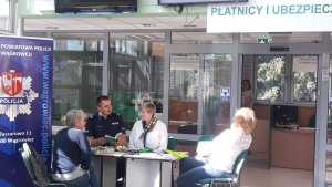 Policjanci i pracownicy ZUS rozmawiają z petentami