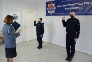 Komendant jednostki stoi przed policjantami składającymi rotę ślubowania