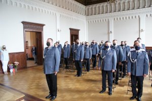 Policjanci w pozycji na baczność w trakcie hymnu państwowego