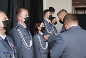 policjanci zostają odznaczeni medalami Niezależnego Samorządnego Związku Zawodowego Policjantów.