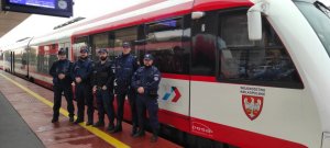 fotografia przedstawia 5 funkcjonariuszy Policji i Straży Ochrony kolei stojących na peronie przed szynobusem
