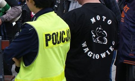 fotografia przedstawia policjanta ruchu drogowego i członka klubu moto wągrowiec