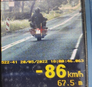 Motocyklista poruszający się z prędkością 86 km/h