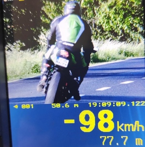 Motocyklista poruszający się z prędkością 98 km/h