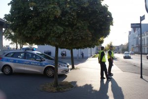 policjanci stoją przed szkołą w pobliżu przejścia dla pieszych