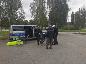 Policjanci prowadzą rozmowę z rowerzystą
