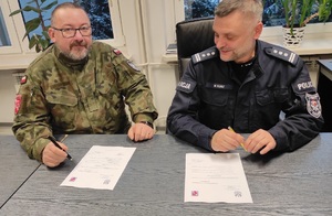 Komendant i dowódca oddziału podpisują meldunek