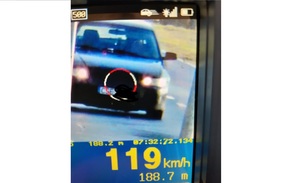 zdjęcie z miernika prędkości, na nim pojazd i prędkość 119 km/h