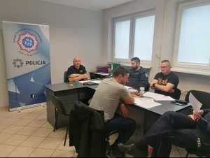 zdjęcie przedstawia członków prezydium NSZZPolicjantów ZT Wągrowiec, siedzących przy stole podczas spotkania