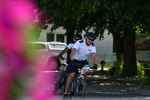rowerzysta policjant na trasie przejazdu, wykadrowany portret
