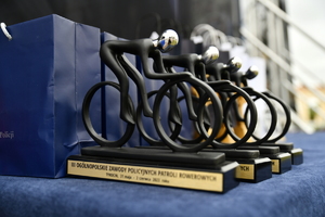 statuetki rowerzystów dla najlepszych zawodników