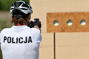 sylwetka policjanta strzelającego do tarcz biathlonowych