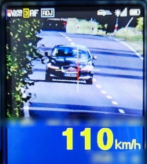 Zdjęcie pokazuje pomiar prędkości pojazdu osobowego - z wynikiem 110 km/h