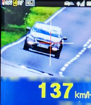Zdjęcie pokazuje pomiar prędkości pojazdu osobowego - z wynikiem 137 km/h