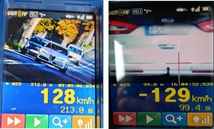 fotografia przedstawia fotografię dwóch ekranów urządzeń pomiarowych z pomiarami prędkości dwóch pojazdów  - predkości 128 i 129 km/h