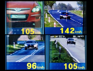 zdjęcie przedstawia pojazdy przekraczające prędkość - opisane w artykule