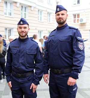 dwóch policjantów stojący obok siebie