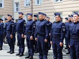policjanci w szeregach