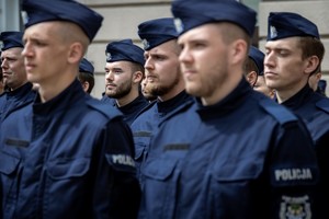 fotografia policjantów stojących w szeregach