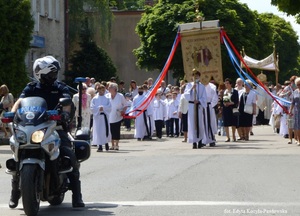 policjant na motocyklu poprzedza procesję Bożego Ciała