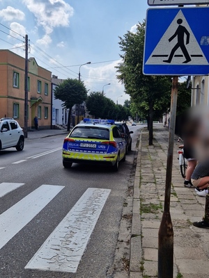 radiowóz policyjny stoi za przejściem dla pieszych na miejscu zdarzenia