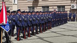 szpaler policjantów ustawionych na dziedzińcu, kompania reprezentacyjna, obok ślubujący policjanci