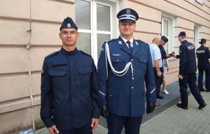 nowy policjant wraz z przełożonym - komendantem jednostki, stoją obok siebie