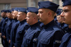 zdjęcie na zbliżeniu policjantów - widoczne wizerunki trzech osób