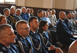 widok na policjantów siedzących na sali