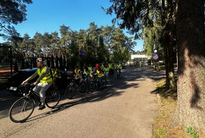 kolumna rowerzystów wyjeżdża z OSIRu