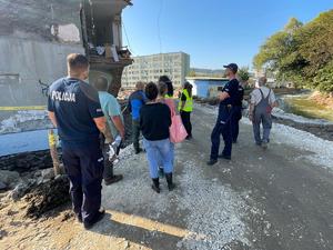 policjanci i mieszkańcy bloku podczas ewakuacji