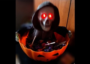 fotografia stracha hallowennowego w misce cukierków